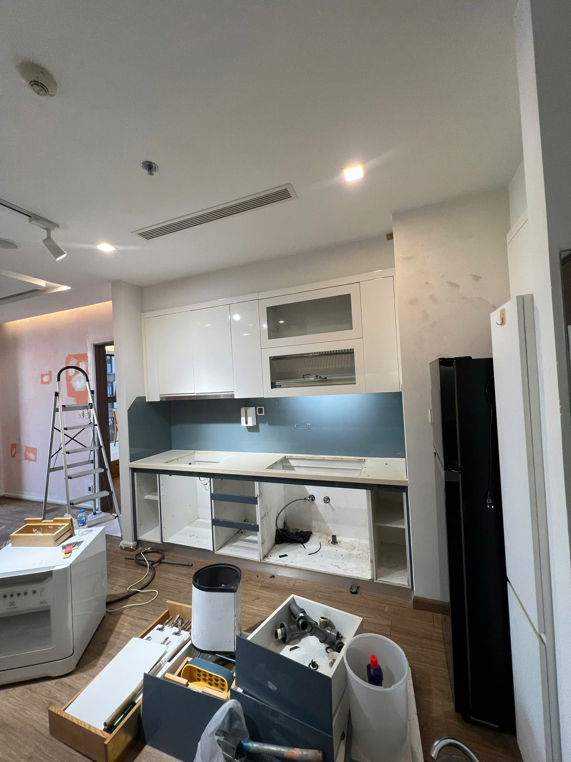 Tủ bếp xuống cấp do ẩm, ngậm nước. 3
